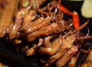 保定小伙开了鸭丫丫鸭脖店，每天忙到深夜才回家